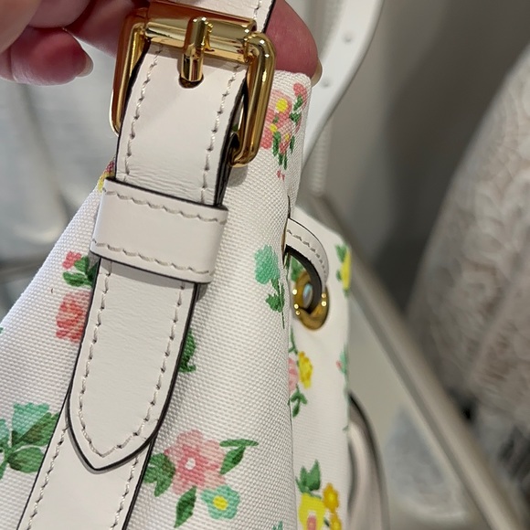 MOSCHINO 🧸
Teddy Bear Bucket Bag - Picture 5 of 15